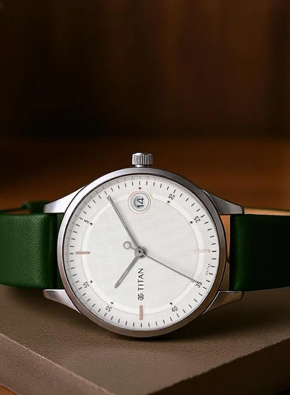 تيتان ساعة بحزام جلد أخضر ومينا فضي